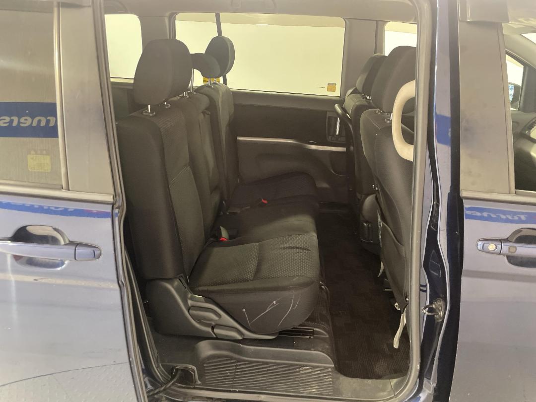 Photo '20' of Toyota Isis