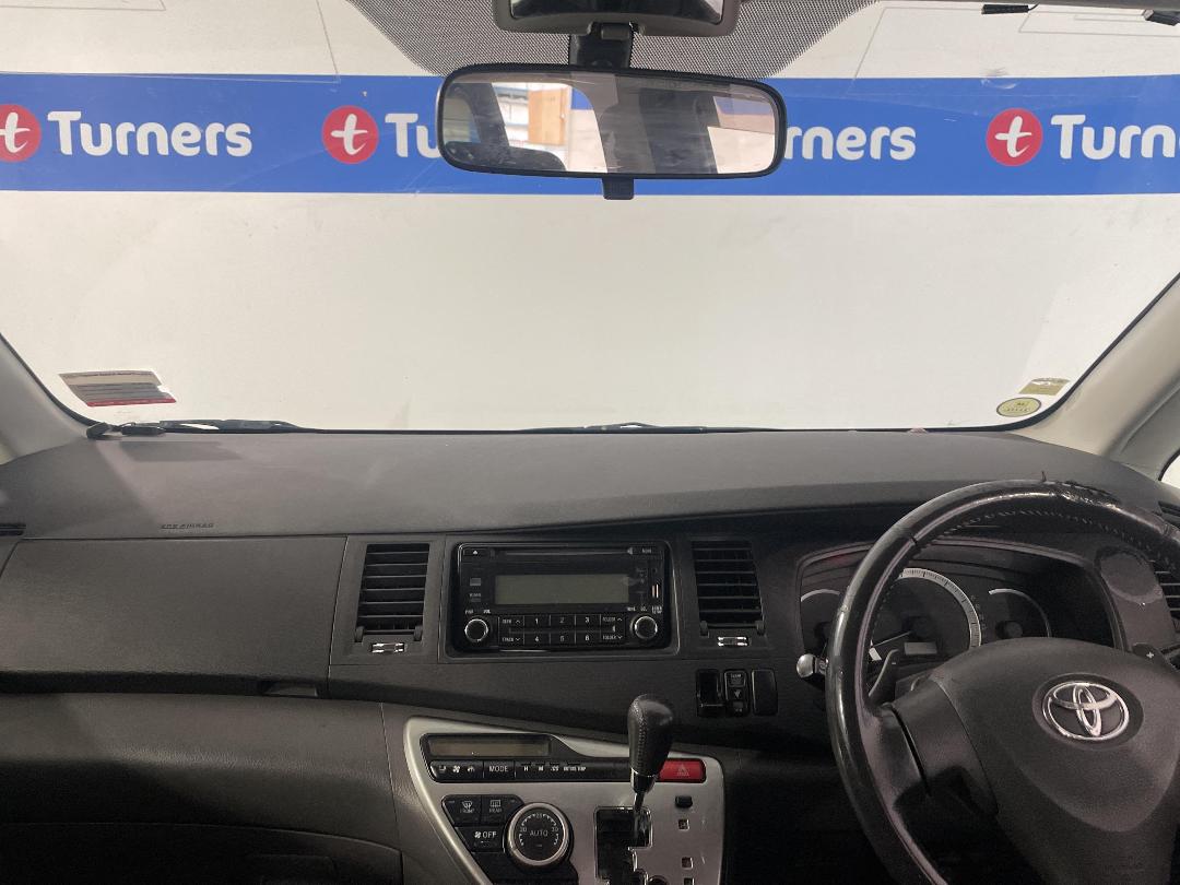 Photo '17' of Toyota Isis