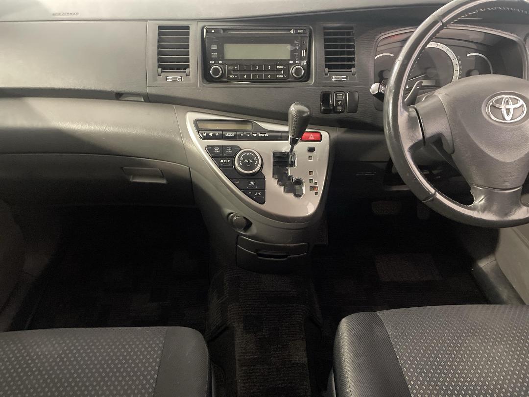 Photo '18' of Toyota Isis