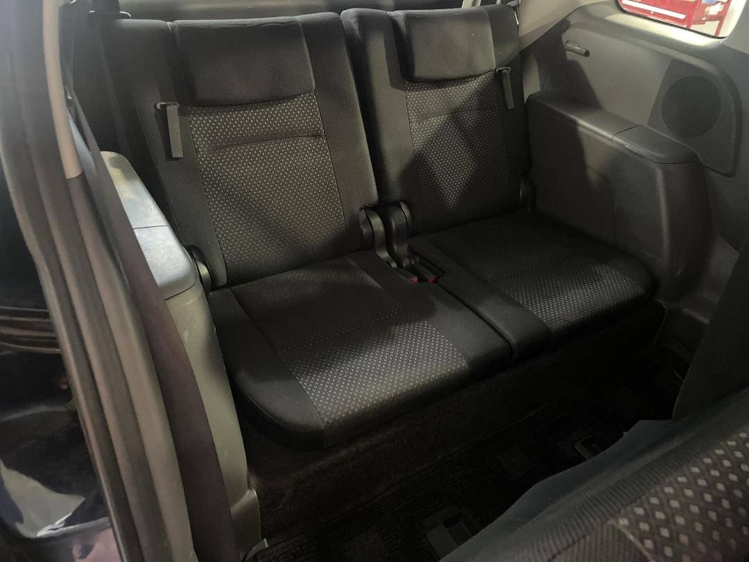 Photo '23' of Toyota Isis