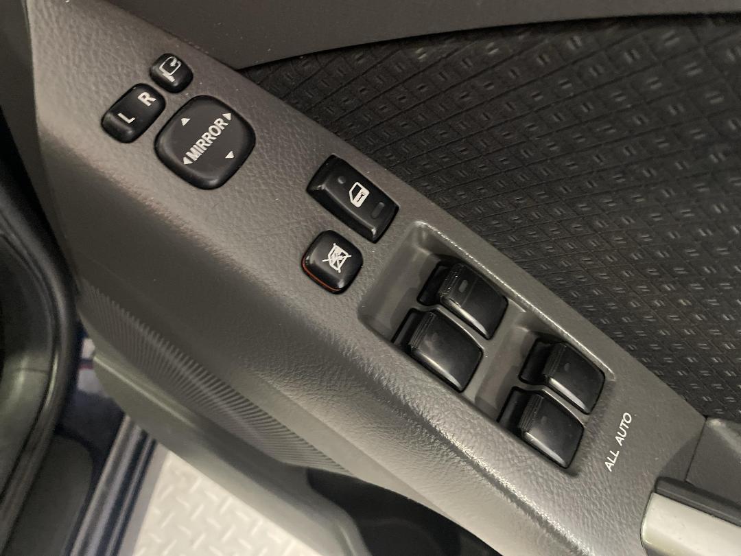 Photo '24' of Toyota Isis