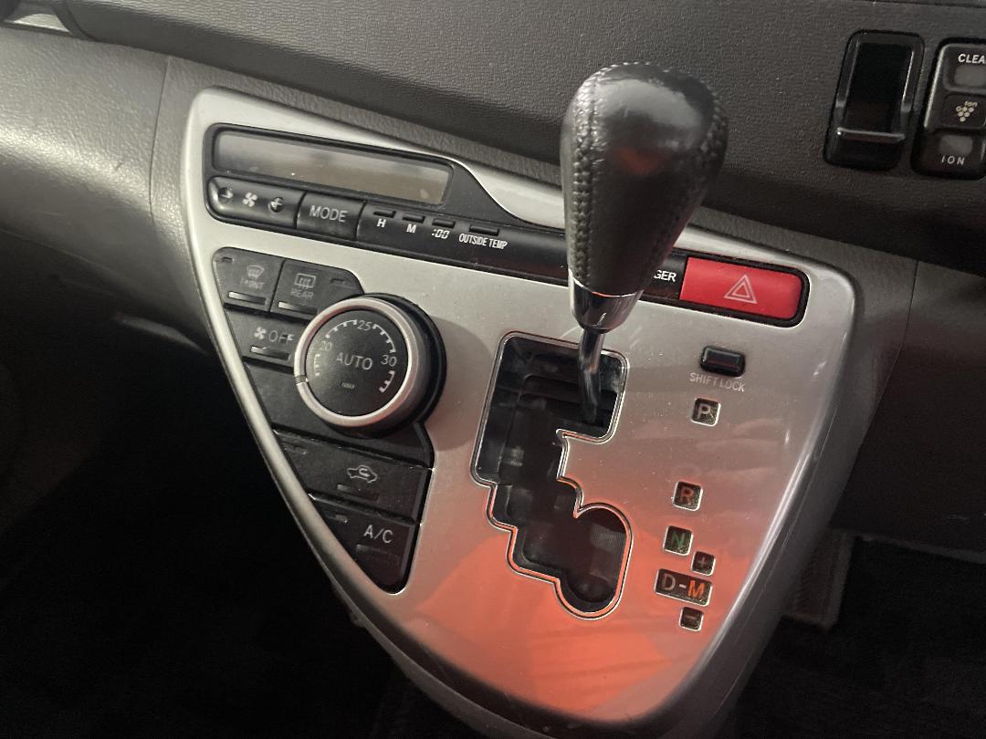 Photo '28' of Toyota Isis