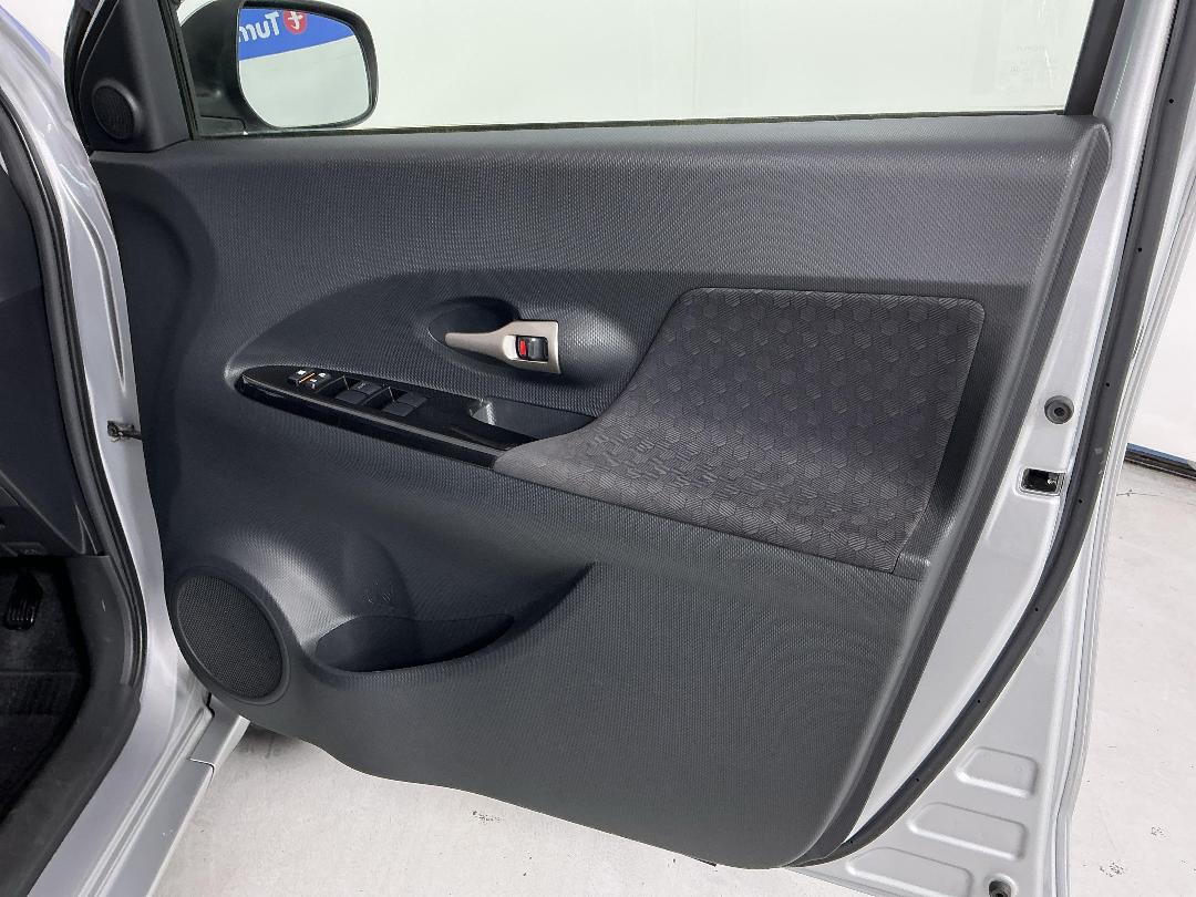 Photo '15' of Toyota IST Photo '15' of Toyota IST