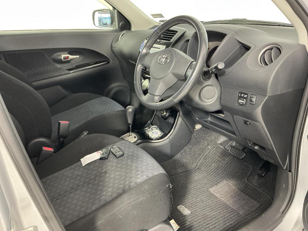 Photo '16' of Toyota IST Photo '16' of Toyota IST