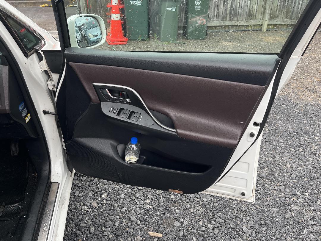 Photo '13' of Toyota Markx ZIO