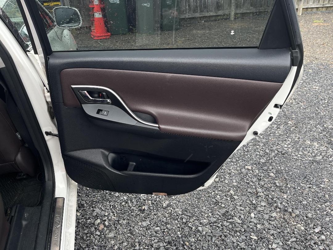 Photo '17' of Toyota Markx ZIO