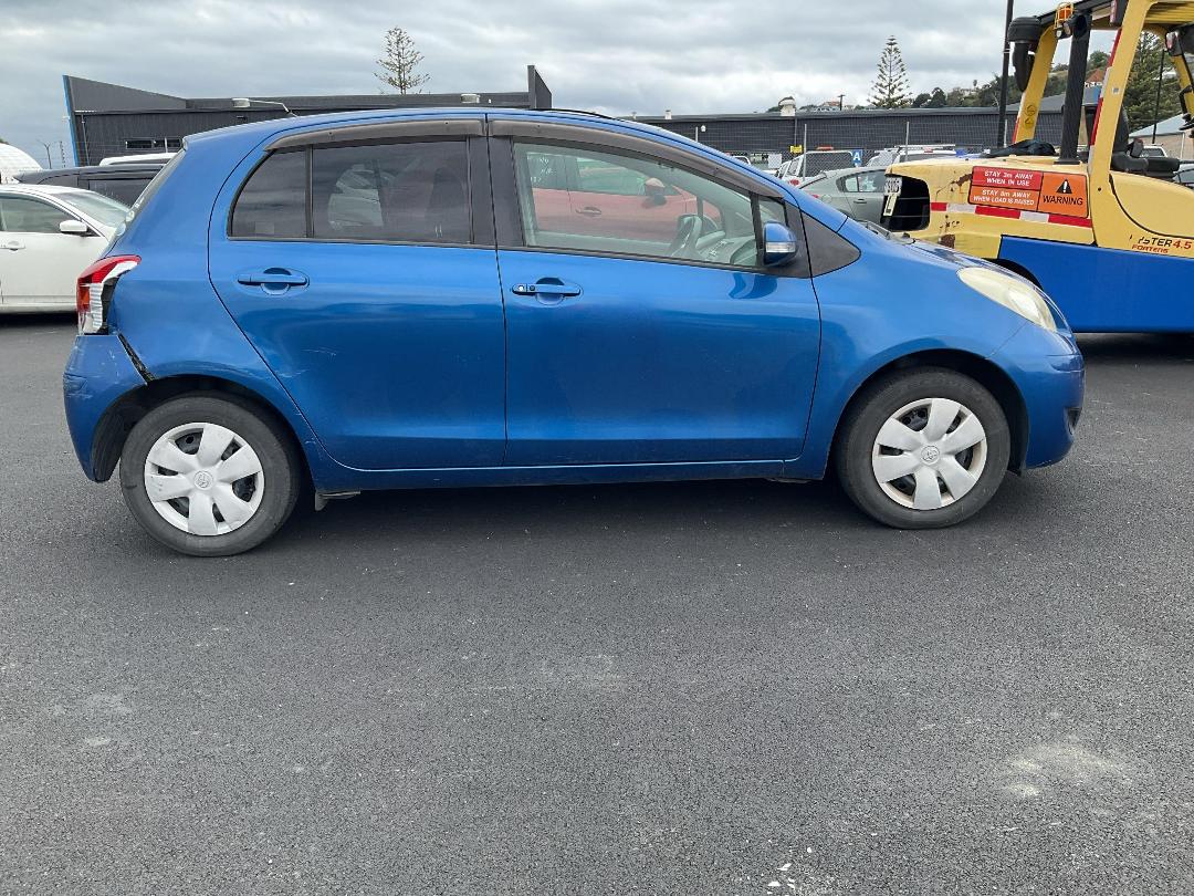 Photo '2' of Toyota Vitz Photo '2' of Toyota Vitz