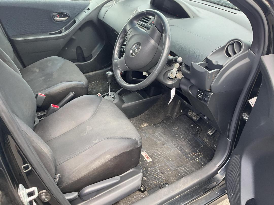 Photo '13' of Toyota Vitz