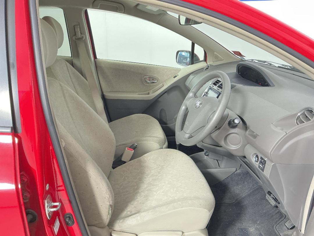 Photo '14' of Toyota Vitz