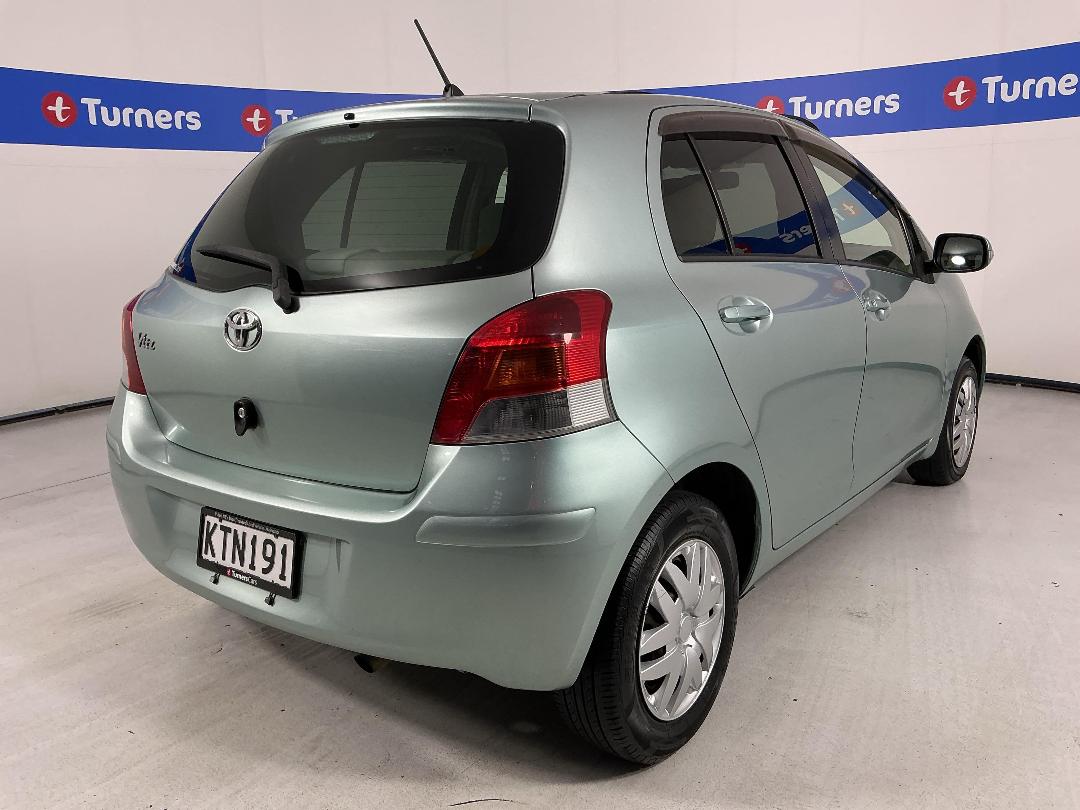 Photo '7' of Toyota Vitz