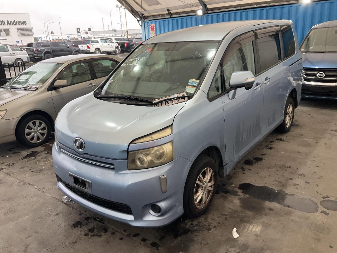 Photo '5' of Toyota Voxy Photo '5' of Toyota Voxy