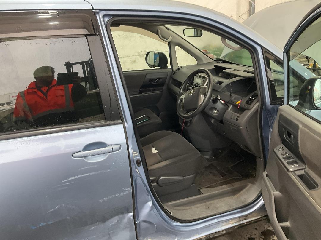 Photo '19' of Toyota Voxy Photo '19' of Toyota Voxy