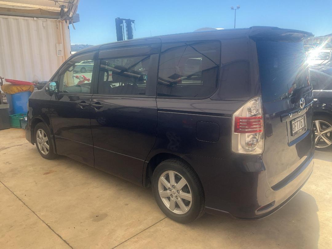 Photo '3' of Toyota Voxy