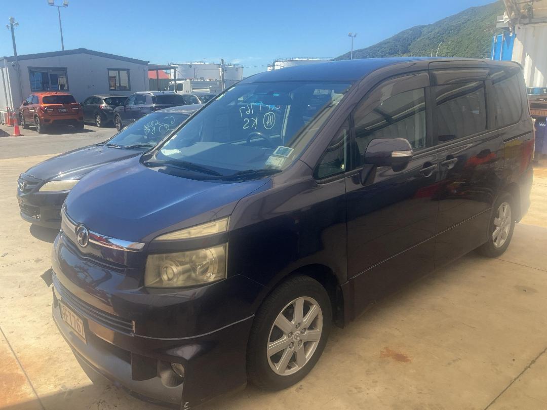 Photo '2' of Toyota Voxy