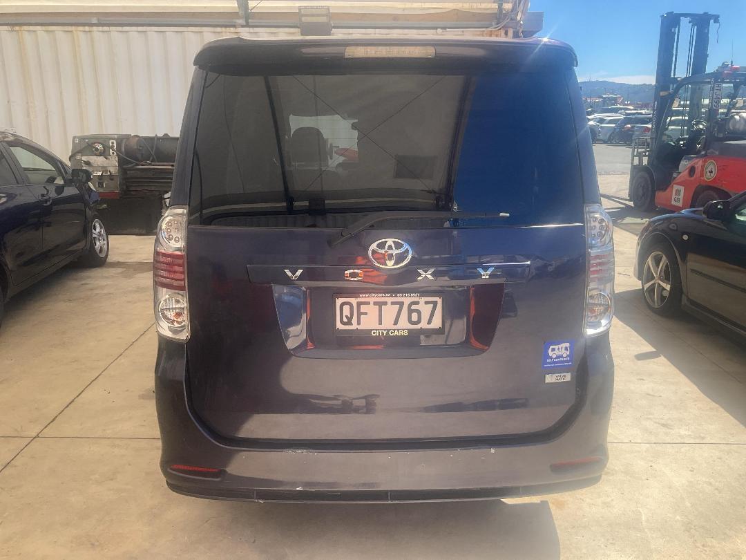 Photo '4' of Toyota Voxy