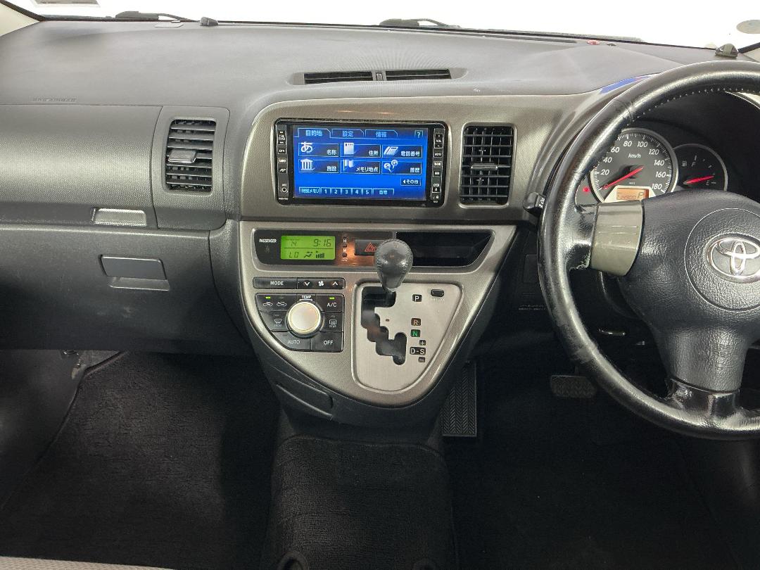 Photo '18' of Toyota Wish