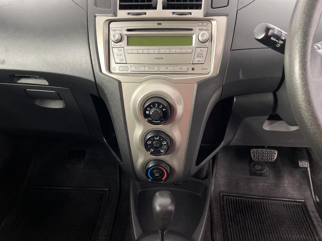 Photo '18' of Toyota Yaris