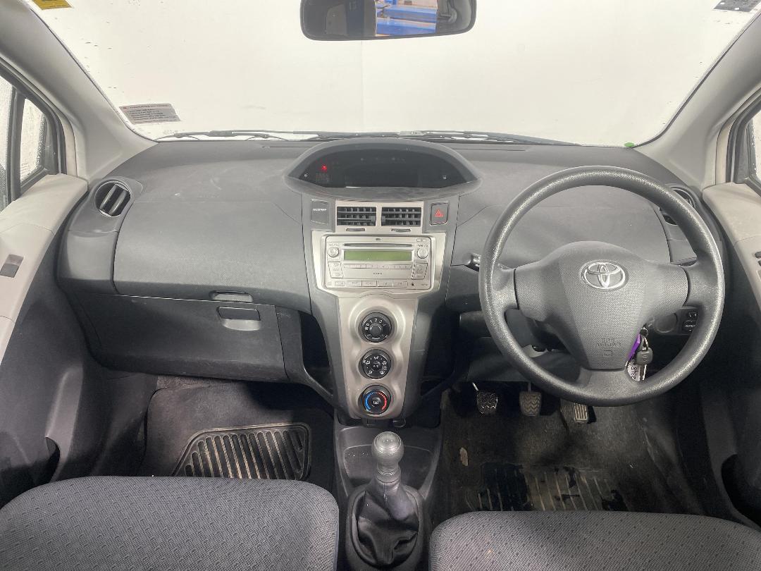 Photo '17' of Toyota Yaris