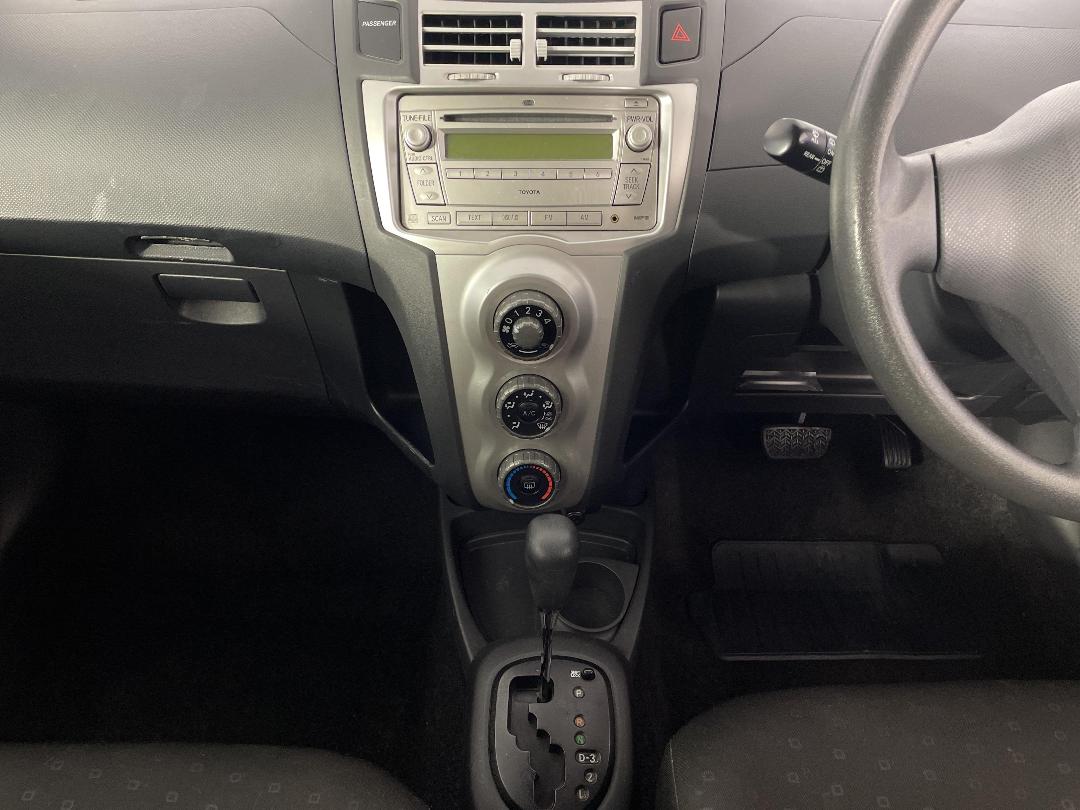 Photo '18' of Toyota Yaris