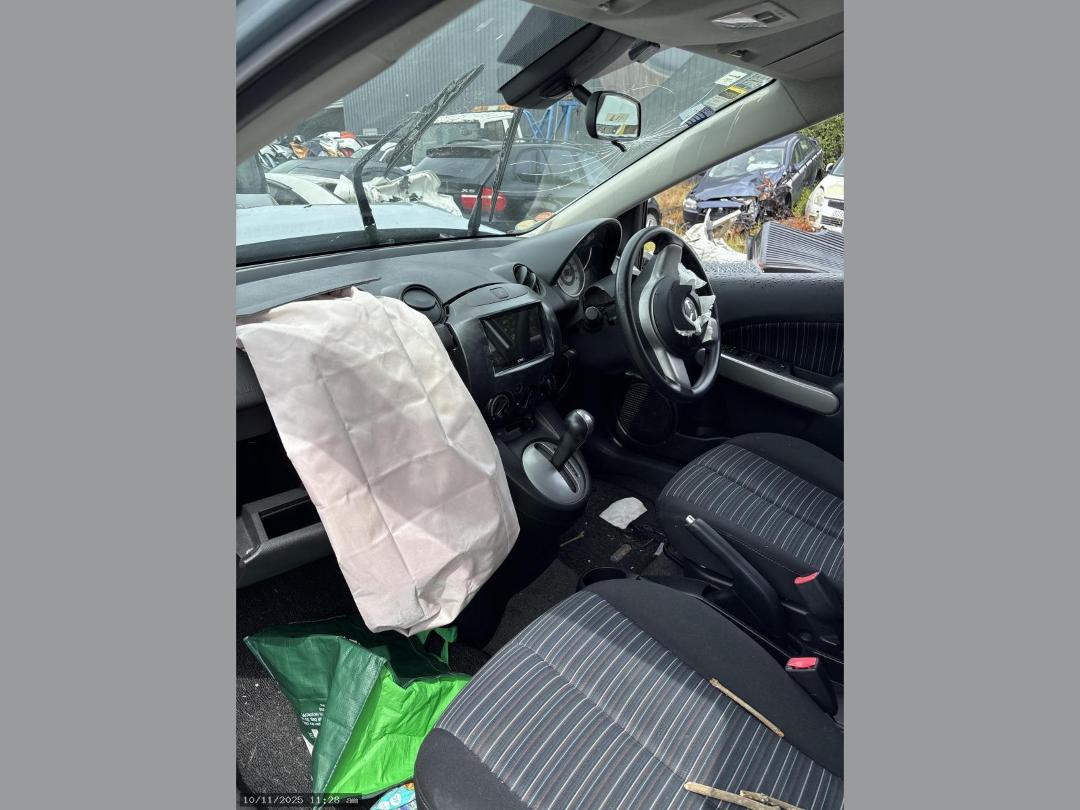 Photo '5' of Mazda Demio Photo '5' of Mazda Demio