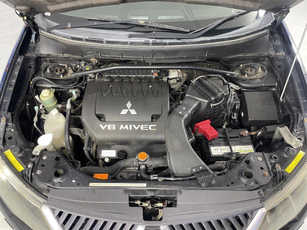 Photo '13' of Mitsubishi Outlander