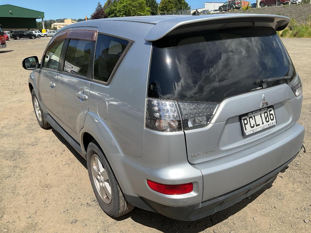 Photo '3' of Mitsubishi Outlander Photo '3' of Mitsubishi Outlander