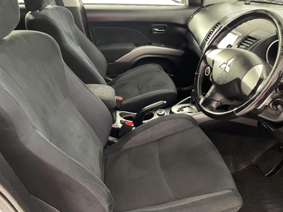 Photo '16' of Mitsubishi Outlander Photo '16' of Mitsubishi Outlander