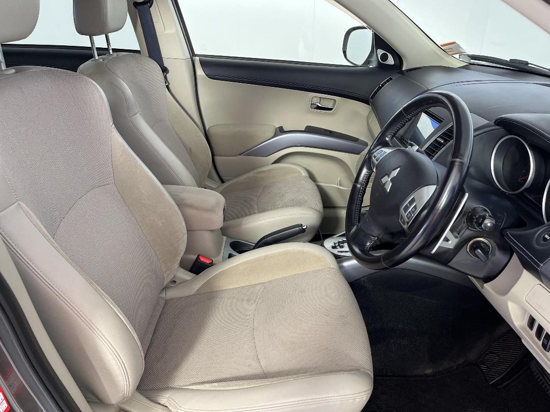 Photo '16' of Mitsubishi Outlander