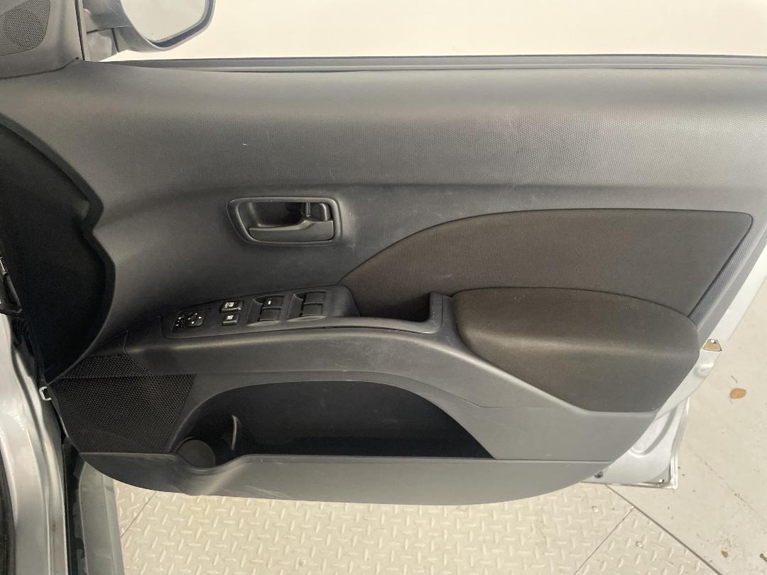 Photo '15' of Mitsubishi Outlander Photo '15' of Mitsubishi Outlander