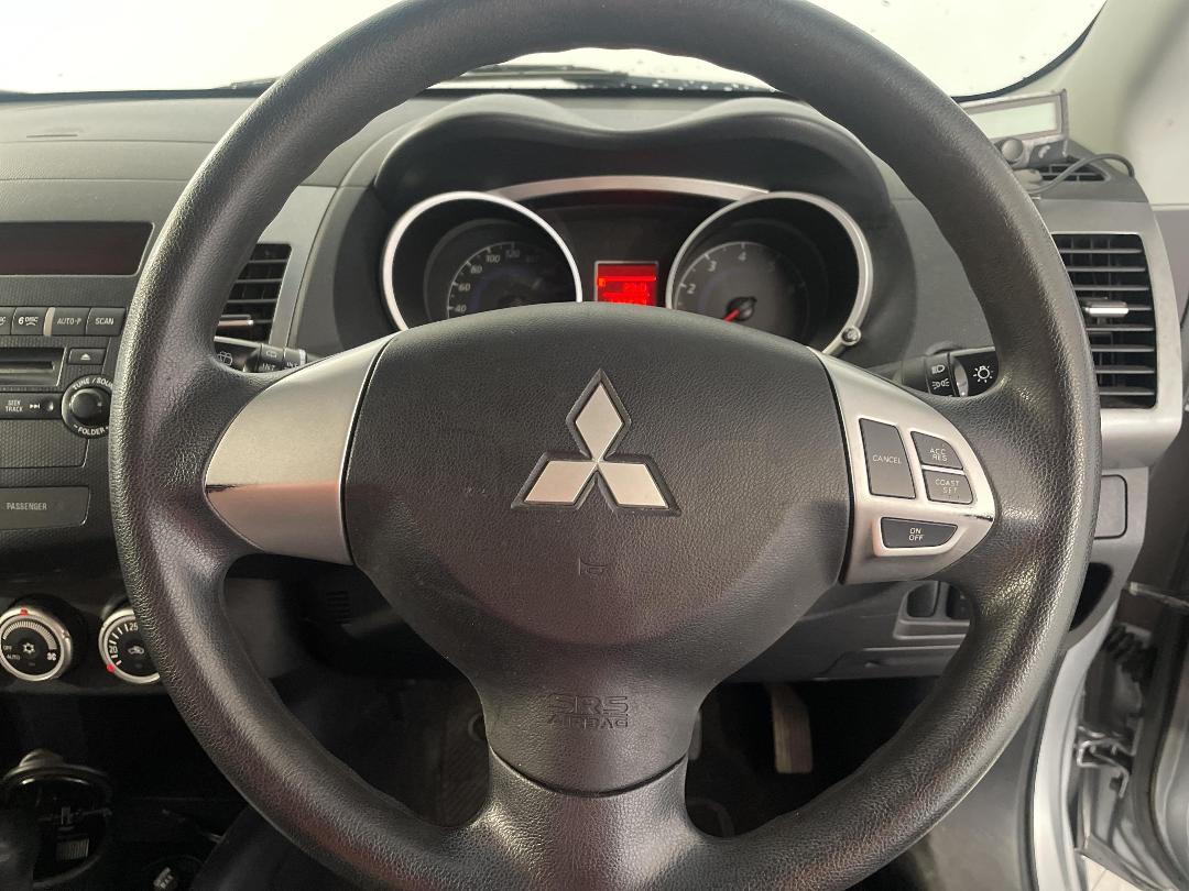 Photo '27' of Mitsubishi Outlander Photo '27' of Mitsubishi Outlander