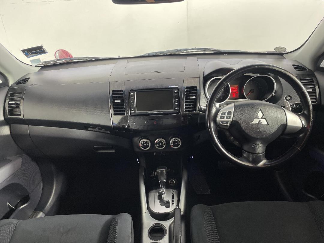 Photo '17' of Mitsubishi Outlander