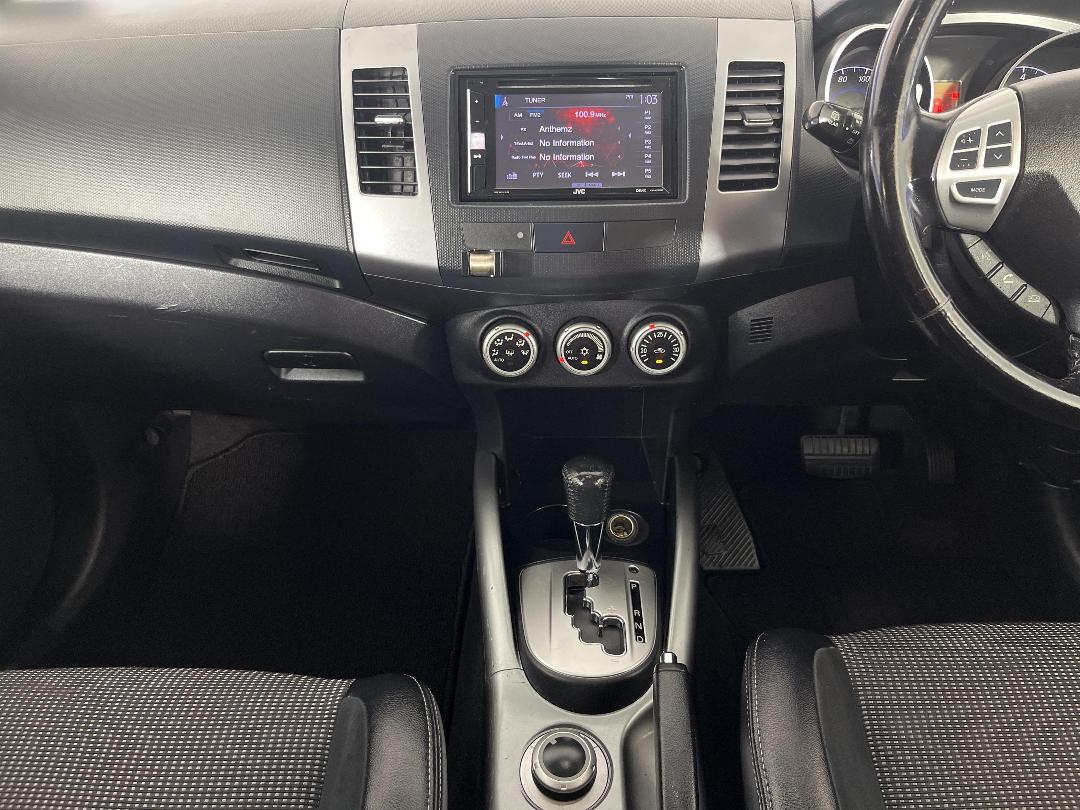 Photo '18' of Mitsubishi Outlander