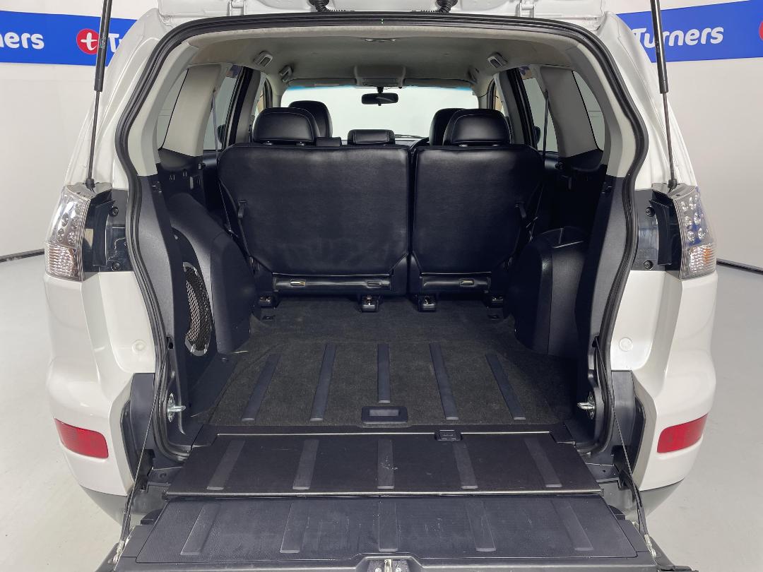 Photo '14' of Mitsubishi Outlander