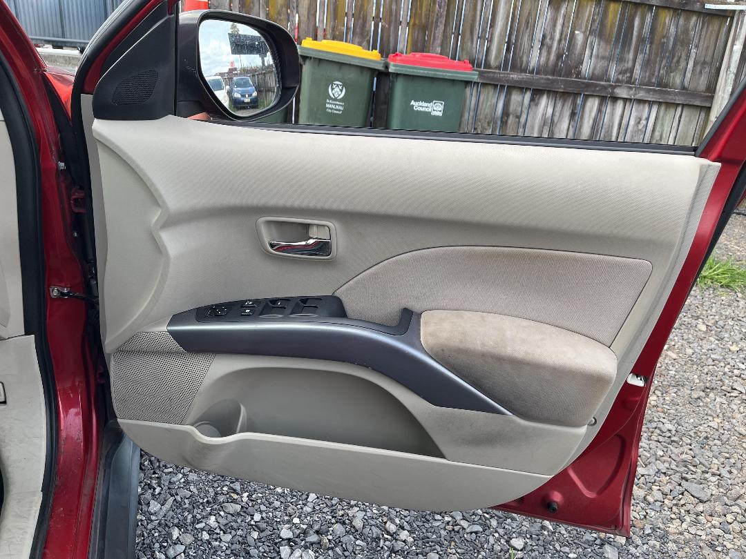 Photo '13' of Mitsubishi Outlander