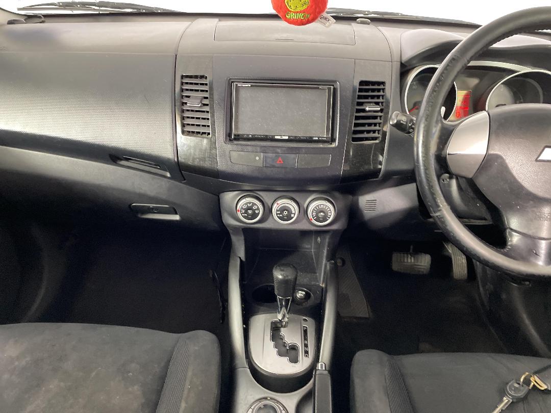 Photo '18' of Mitsubishi Outlander