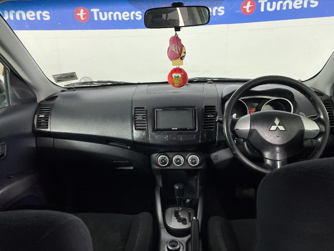 Photo '17' of Mitsubishi Outlander