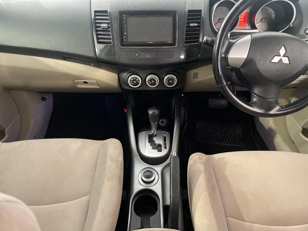 Photo '18' of Mitsubishi Outlander