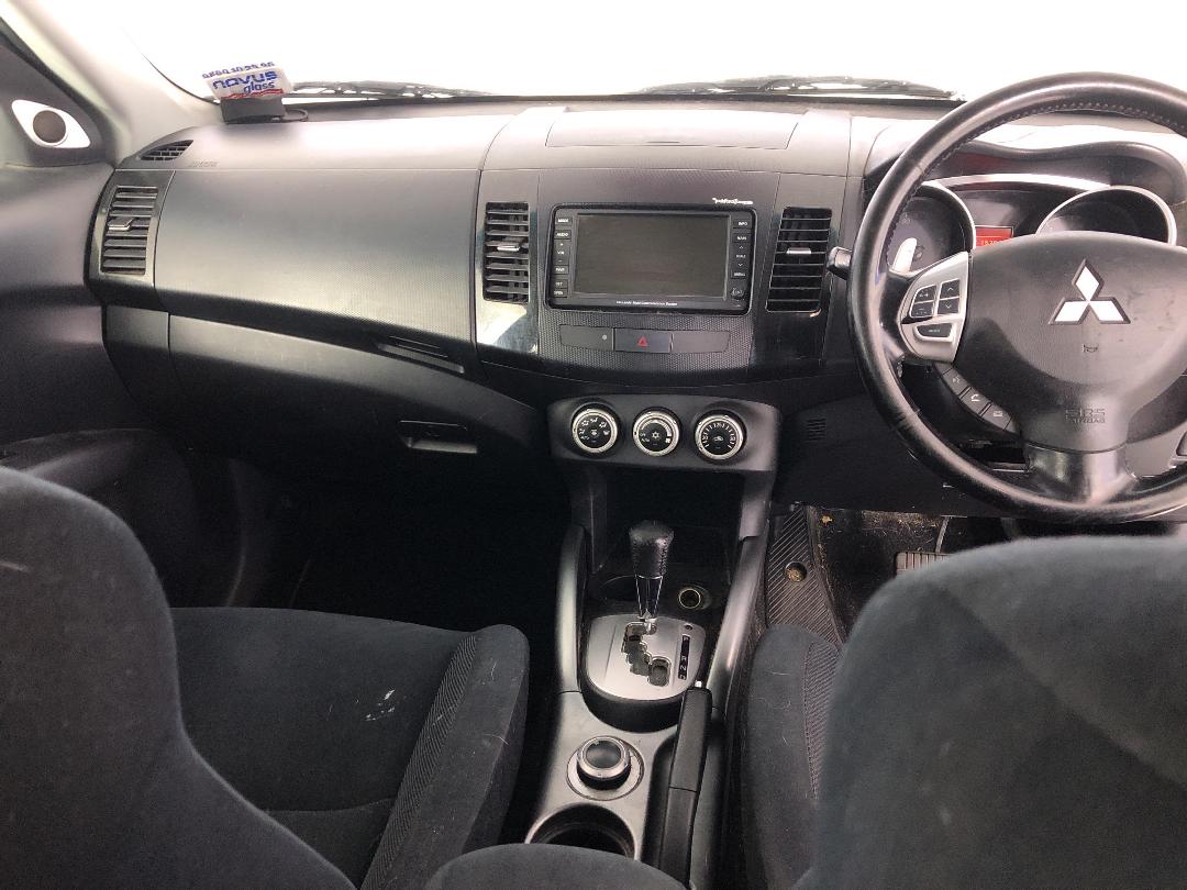 Photo '18' of Mitsubishi Outlander