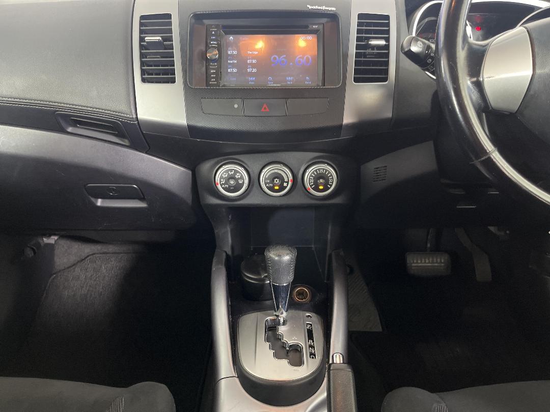 Photo '18' of Mitsubishi Outlander