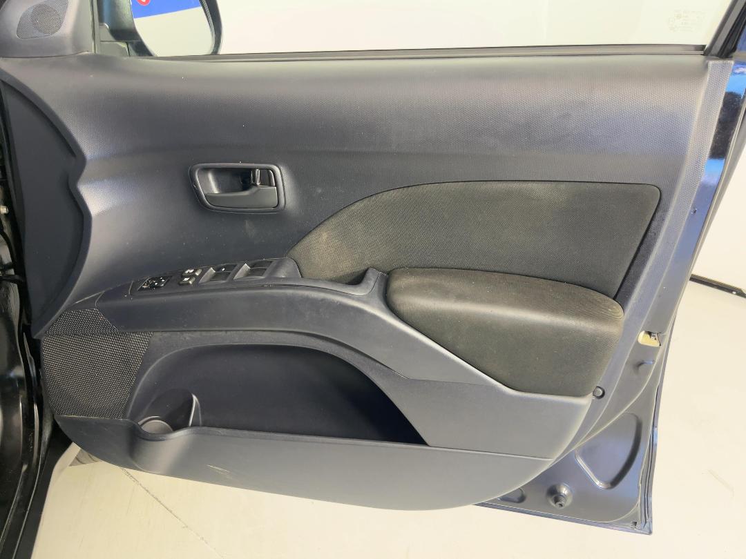 Photo '15' of Mitsubishi Outlander