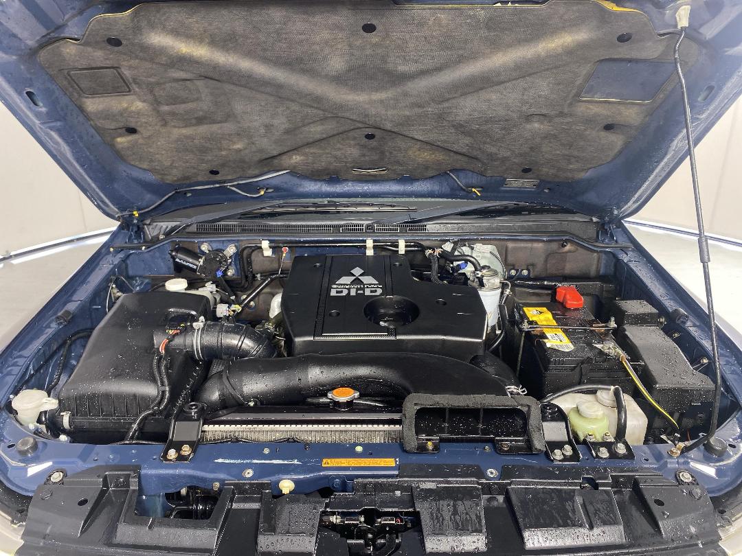 Photo '13' of Mitsubishi Pajero Photo '13' of Mitsubishi Pajero