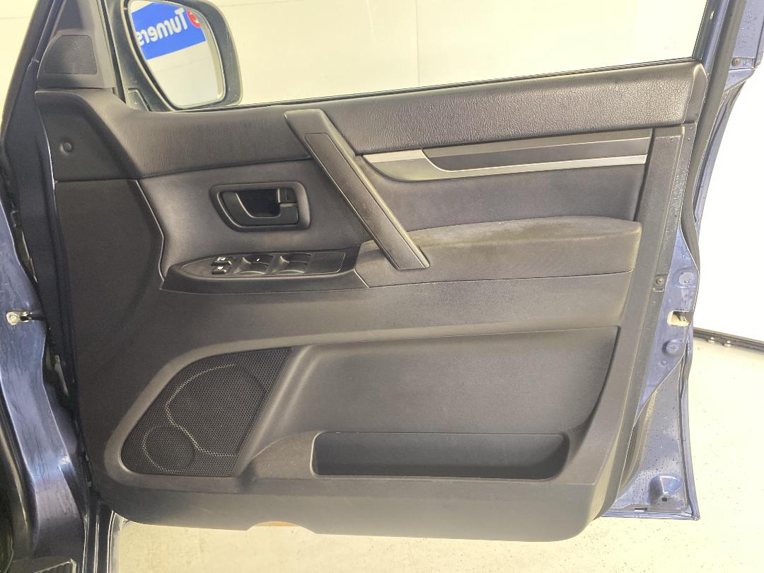 Photo '15' of Mitsubishi Pajero Photo '15' of Mitsubishi Pajero