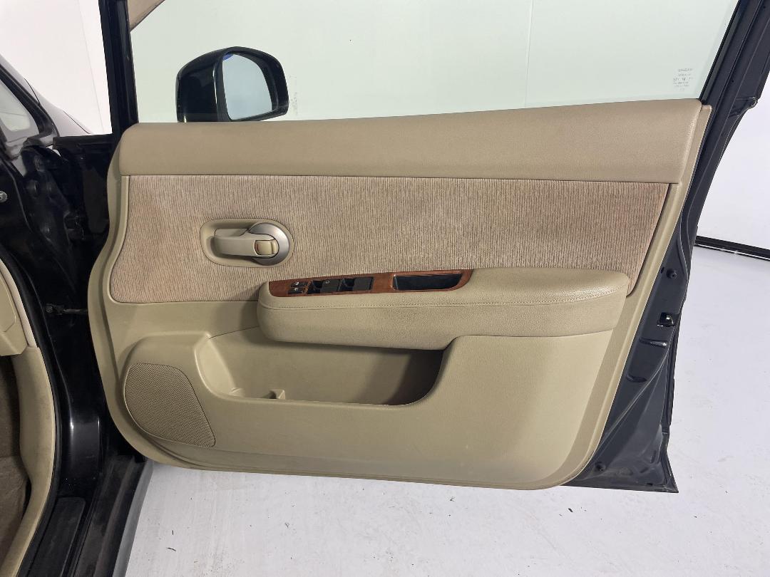 Photo '15' of Nissan Tiida Photo '15' of Nissan Tiida