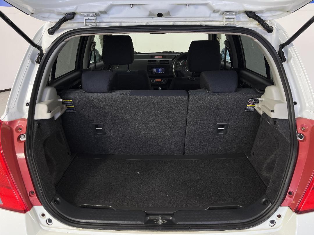 Photo '14' of Suzuki Swift