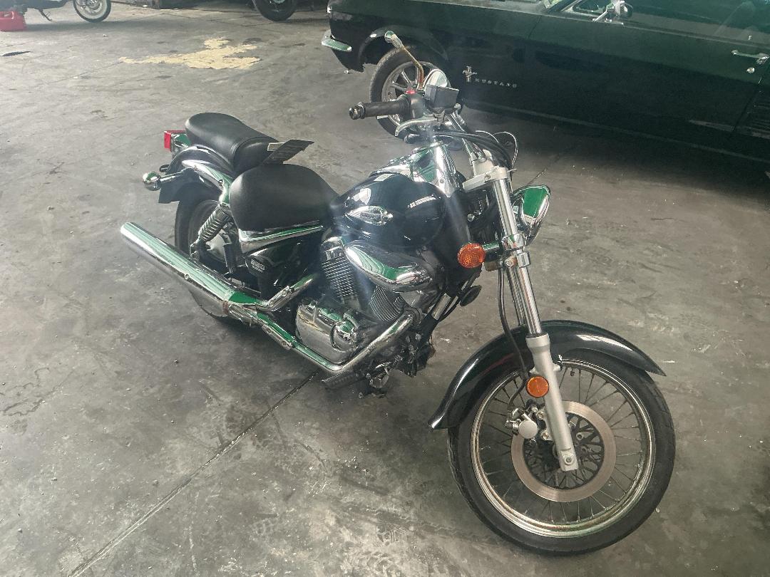 Photo '2' of Suzuki VL250 Intruder 250LC