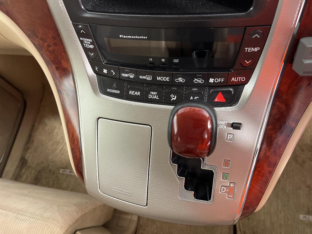 Photo '18' of Toyota Alphard