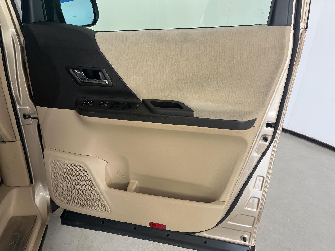 Photo '15' of Toyota Alphard Photo '15' of Toyota Alphard