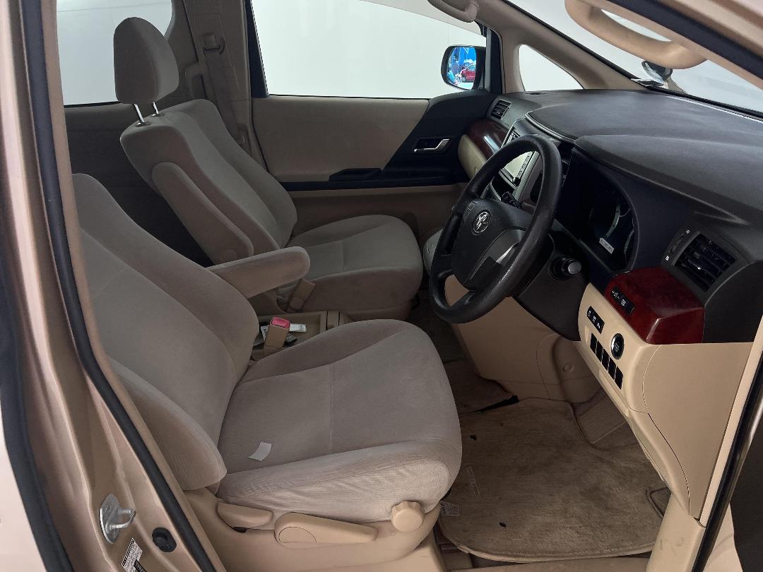 Photo '16' of Toyota Alphard Photo '16' of Toyota Alphard