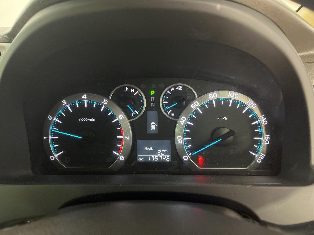 Photo '20' of Toyota Alphard Photo '20' of Toyota Alphard