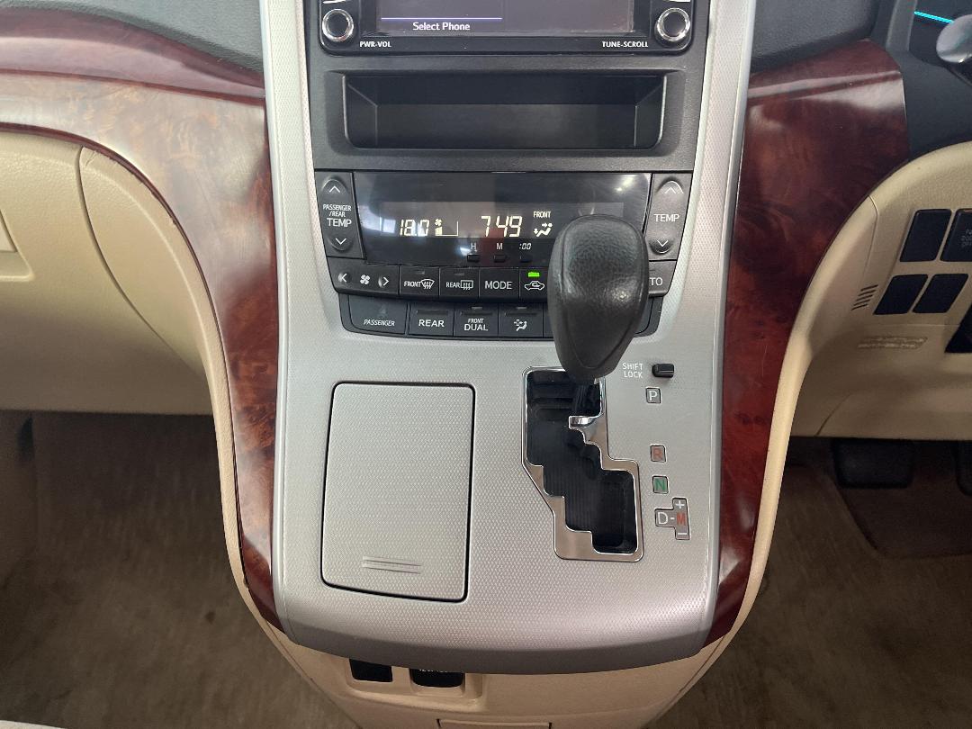 Photo '18' of Toyota Alphard Photo '18' of Toyota Alphard
